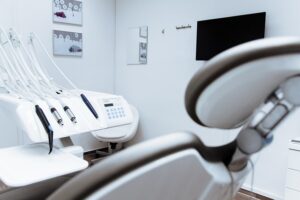 Ile kosztuje wybielenie zębów u dentysty?
