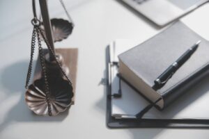 biznes i prawnicy omawiaja dokumenty kontraktowe z mosiezna skala na biurku w biurze porady dotyczace uslug prawnych sprawiedliwosc i prawo koncepcja obraz z efektem ziarna filmu wp