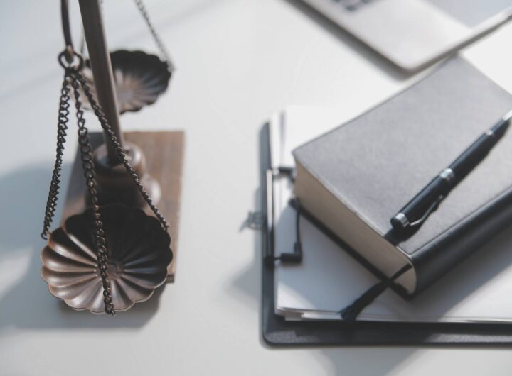 biznes i prawnicy omawiaja dokumenty kontraktowe z mosiezna skala na biurku w biurze porady dotyczace uslug prawnych sprawiedliwosc i prawo koncepcja obraz z efektem ziarna filmu wp